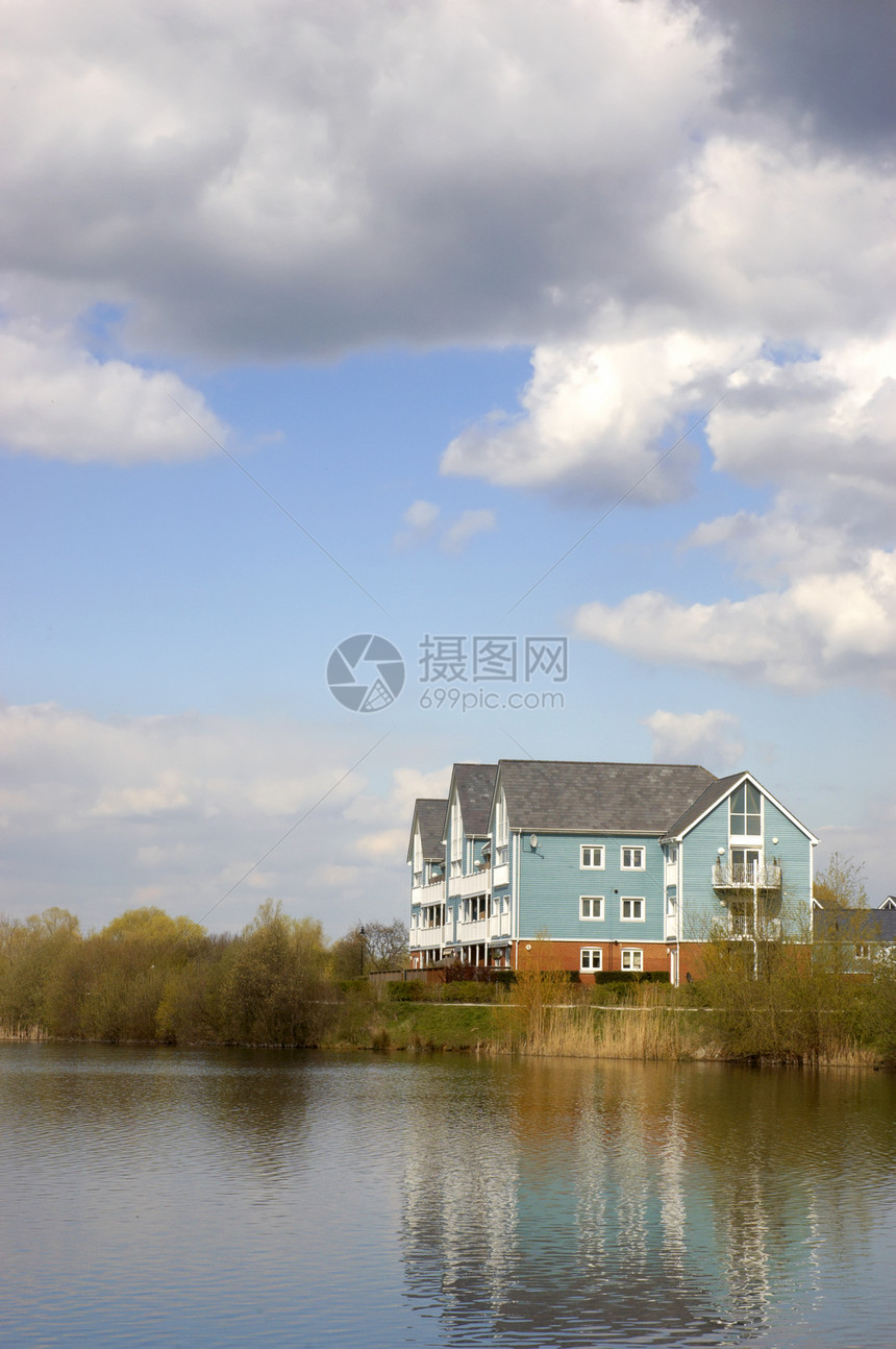 湖内住房天空家园建筑学多云风景蓝色阳光窗户波纹房子图片