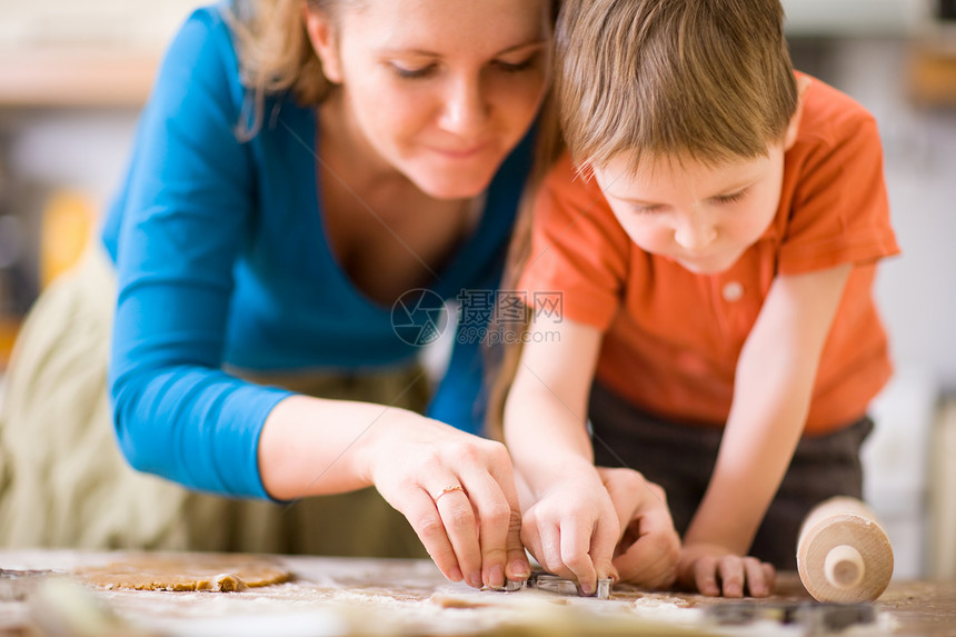 家庭烘烤男生儿子帮助烹饪成人糕点孩子女士乐趣厨房图片