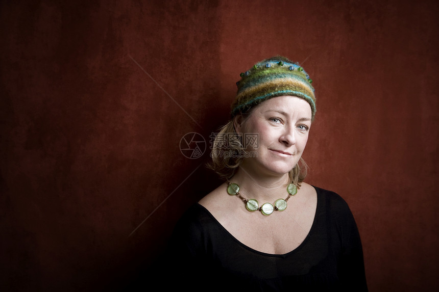 穿着紧身帽的女人女性帽子项链水平珠宝成人图片