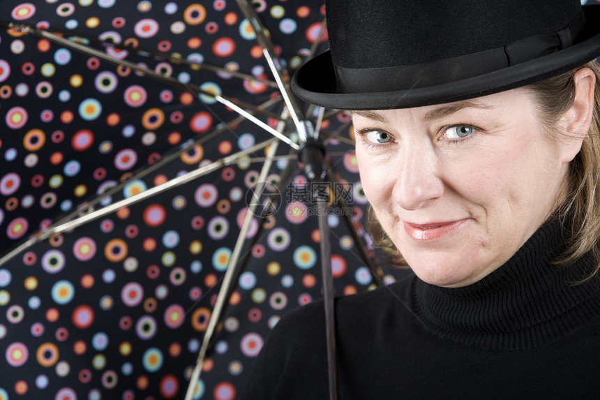 戴着雨伞戴着保龄球帽的女人高领水平投球帽子阳伞毛衣女性英语圆点成人图片