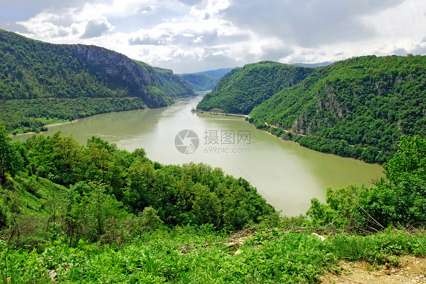塞尔维亚与罗马尼亚之间的多瑙河峡谷公园地平线爬坡生态支撑森林灌木丛蓝色海岸线环境图片