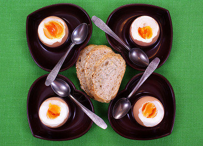 早餐蛋黄玻璃面包绿色勺子背景图片