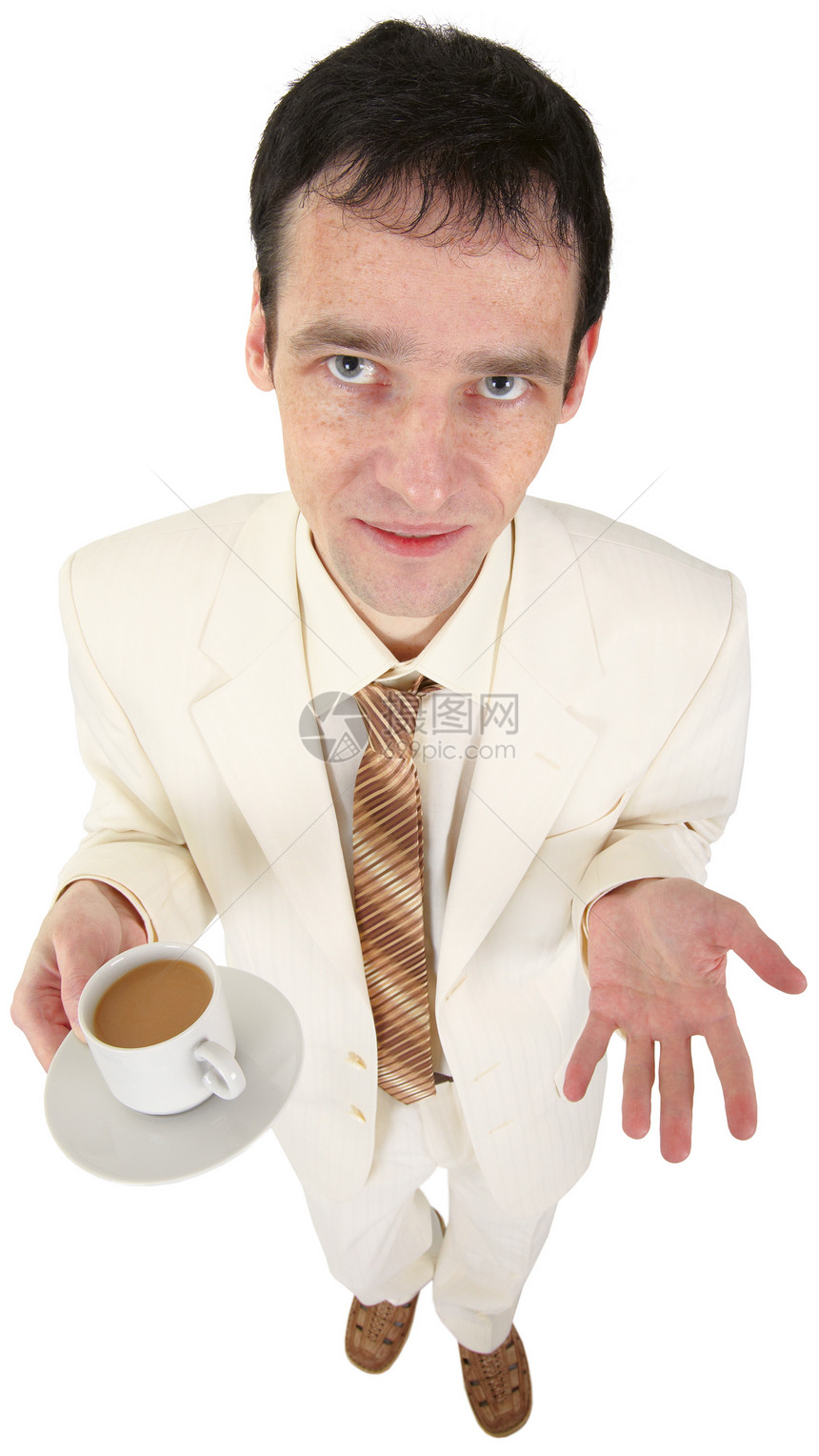 穿白西装喝咖啡的年轻人图片