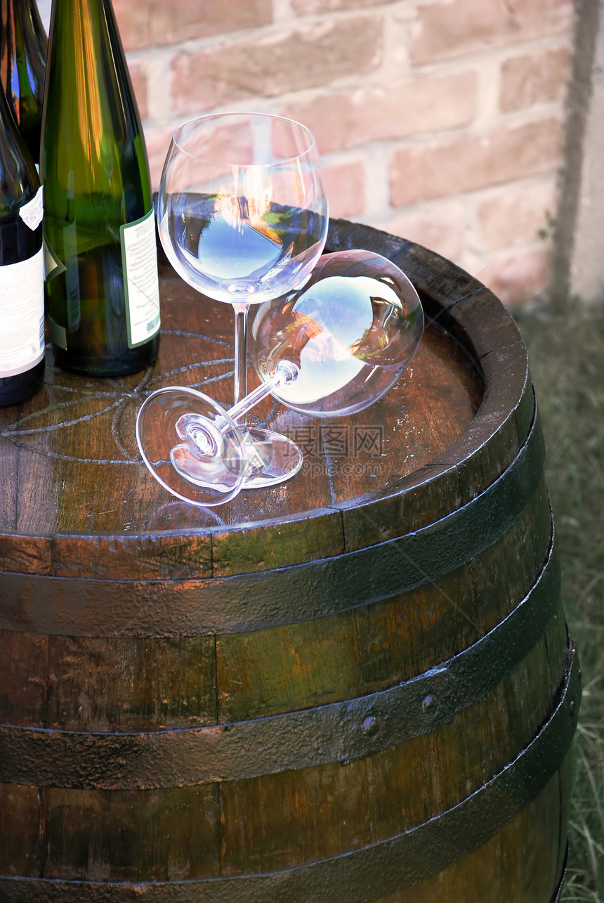 酒压木桶反射玻璃味道容量葡萄园质量说谎地窖淡黄色瓶子图片