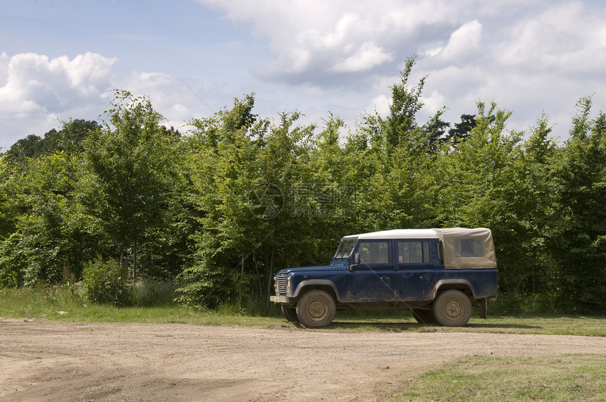 四轮驱动运输轮胎越野车农场多功能摩托车蓝色树木土壤卡车图片
