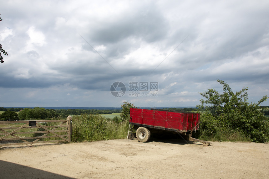 拖车机械木头拖拉机乡村农业红色农村农田农场场地图片