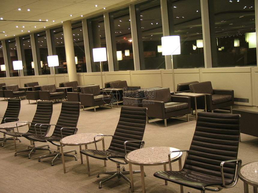 现代休息室面板地面玻璃座位反射飞机场镜子椅子建筑主义者图片