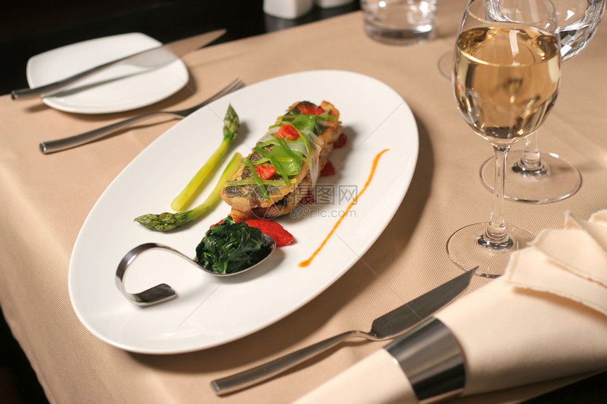 餐桌油炸炙烤蔬菜饮食鳟鱼鱼片桌子菠菜美味海鲜图片