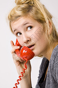 红电话女士青少年讲话女孩女性通讯扬声器红色背景图片