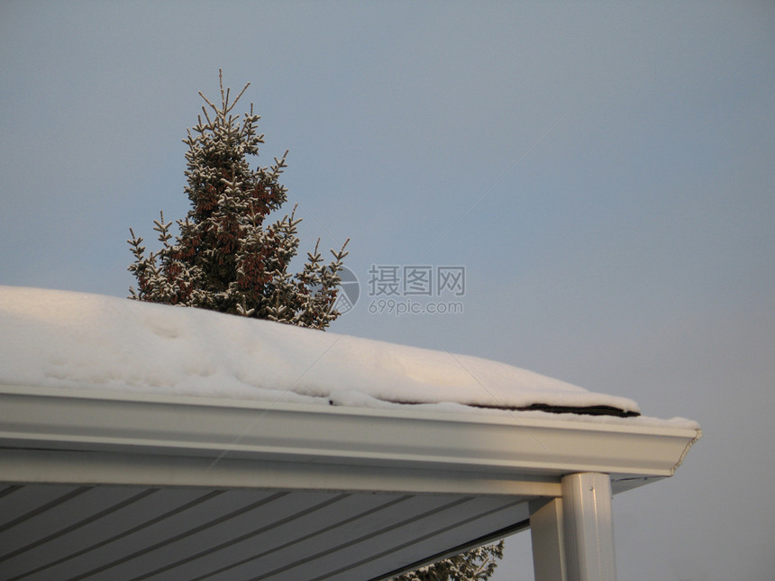 在屋顶上下雪图片