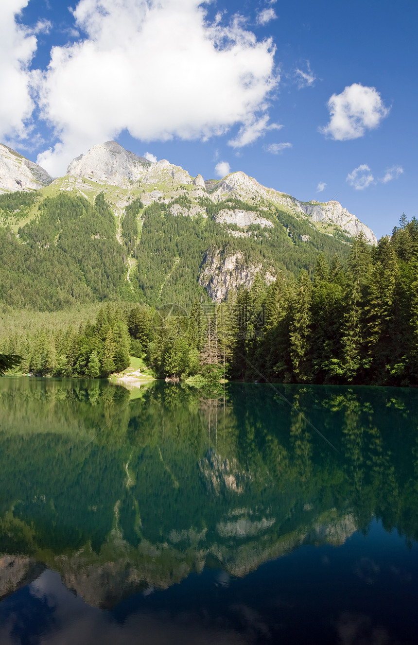 意大利特伦蒂诺托维尔湖旅游顶峰镜子反射蓝色晴天环境风景森林高度图片
