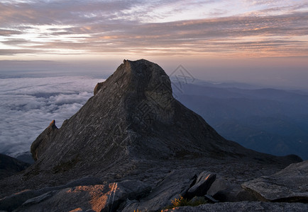 马来西亚婆罗洲州萨巴巴赫基纳巴卢山圣约翰峰顶高清图片
