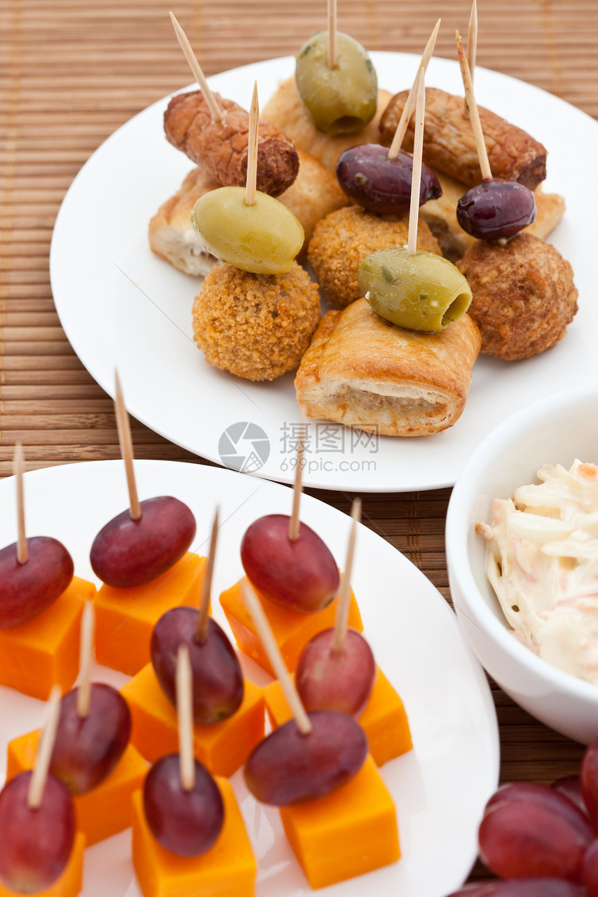 小型香肠卷 橄榄 苏格兰鸡蛋 奶酪乳制品小吃食物派对饮食香肠红色盘子立方体水果图片