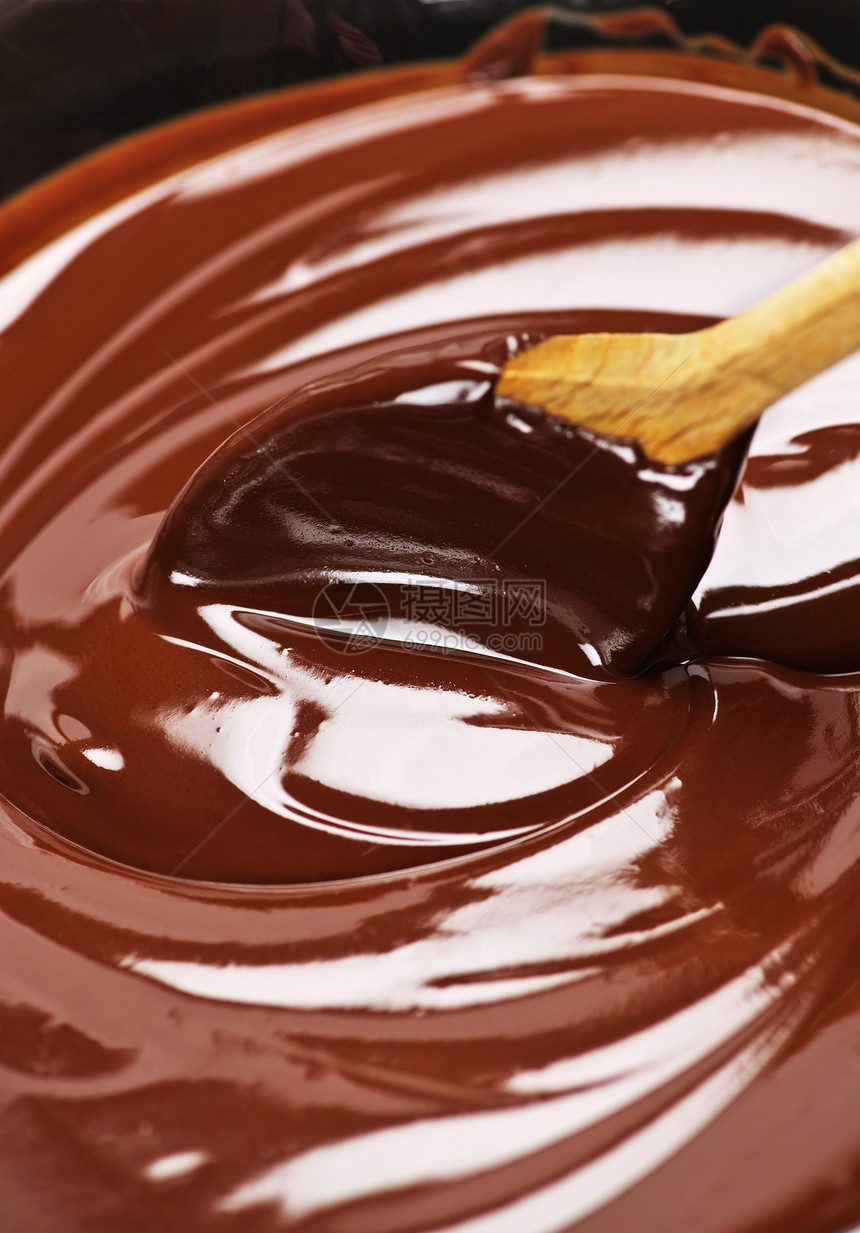 熔巧克力和勺子烘烤小吃糖果甜点宏观液体食物烹饪融化可可图片