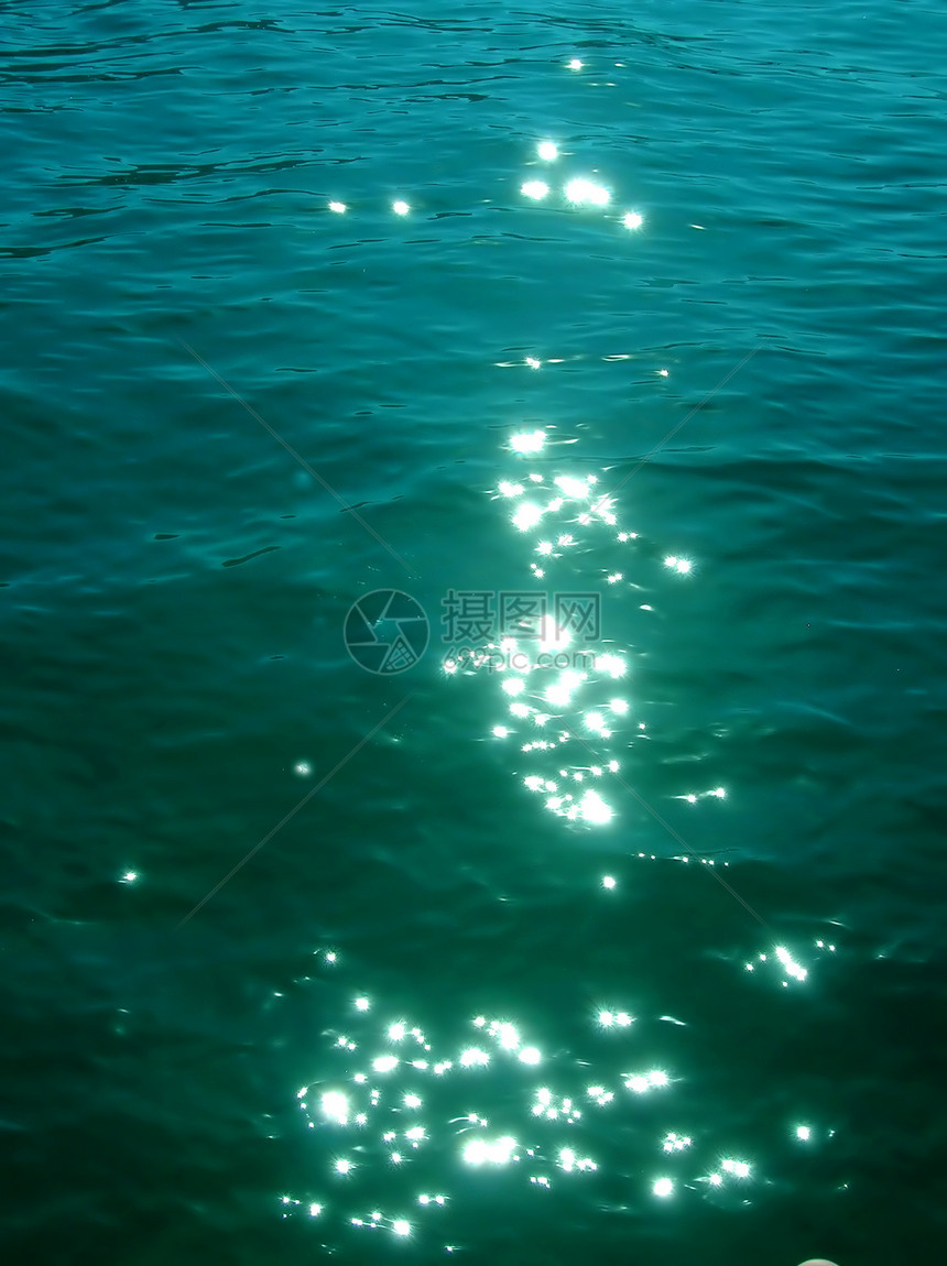 阳光照在水面上茶点热带海洋绿色晴天灯光假期微光海水微风图片