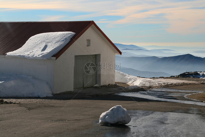冬季风景旅行旅游山脉粉末爬坡顶峰远足蓝色房子远景图片