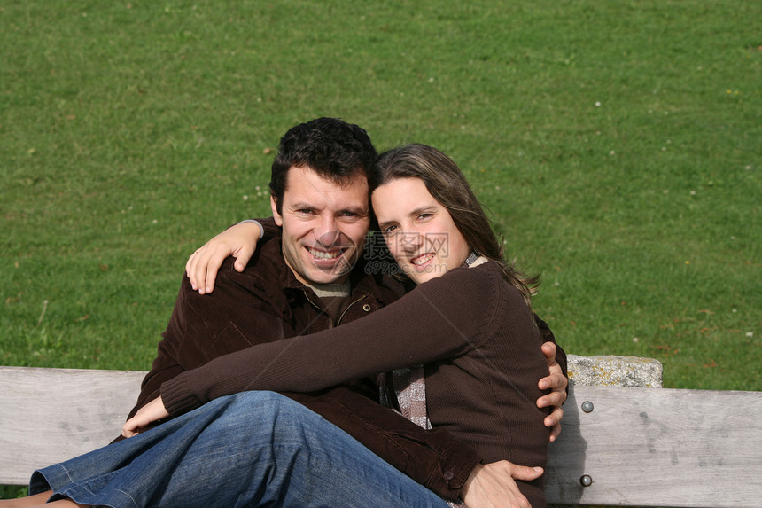 公园里随便的情侣拥抱快乐青年幸福男人女士异性喜悦恋爱友谊图片