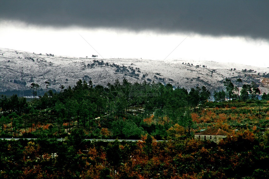 冬季风景冻结房子天空爬坡山脉滑雪远景顶峰栅栏旅行图片