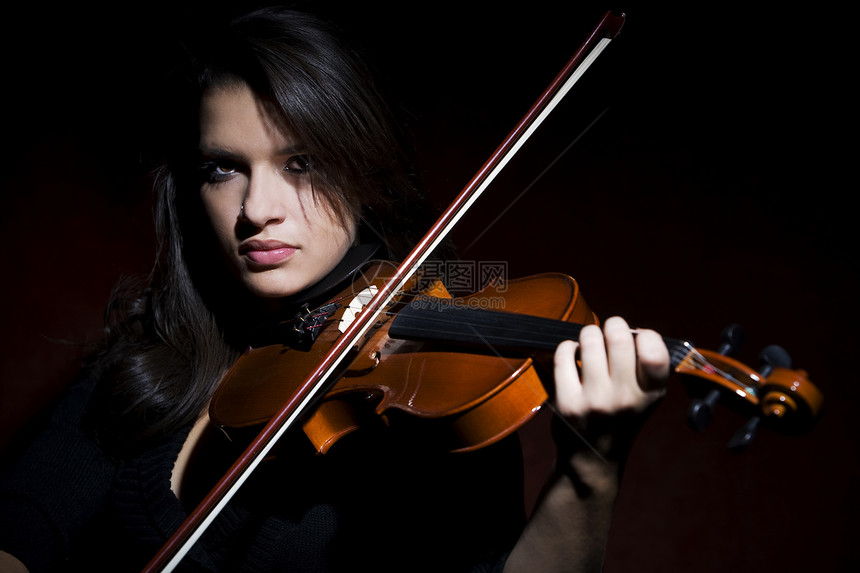 西班牙裔妇女拉小提琴音乐家黑发女性女孩工作室音乐水平乐器艺人民间图片