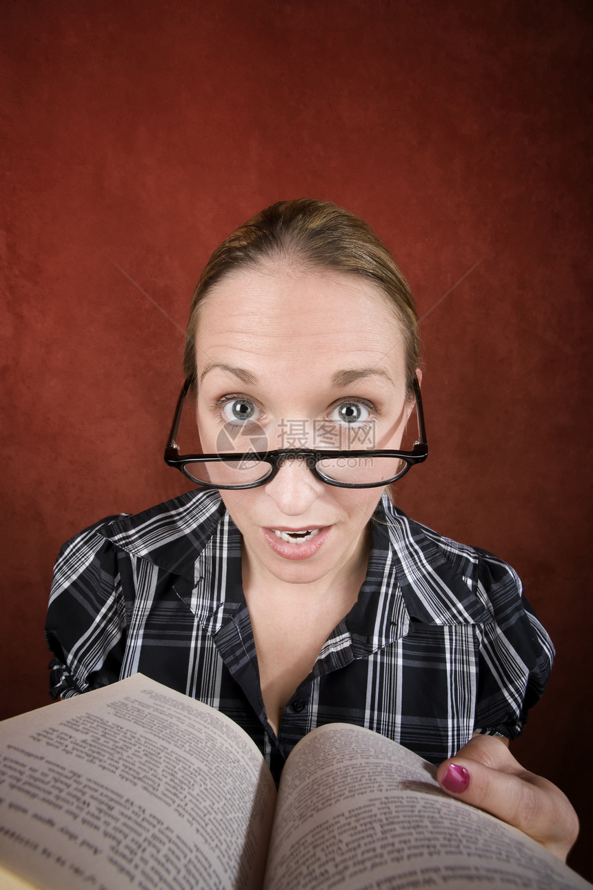 有大眼睛的女人在看书图书小说格子管理员图书馆女性平装眼镜阅读文学图片