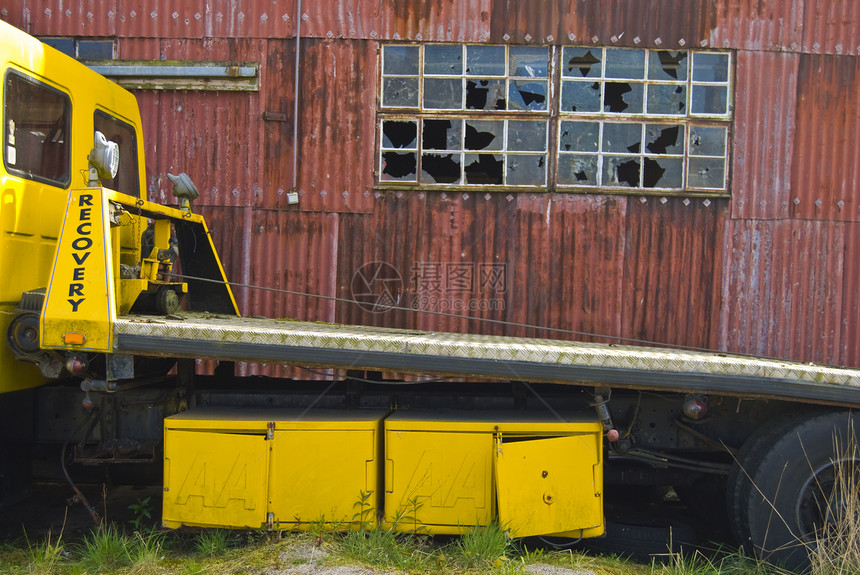 恢复窗户卡车金属波纹运输货物车辆仓库废墟工业图片