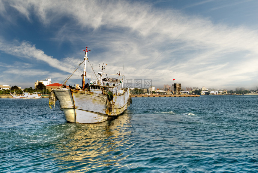 渔船导航码头天空蓝色反射航程旅行港口海浪车辆图片