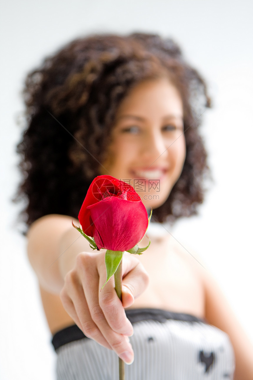 红玫瑰喜悦卷发肩带牙裔黑发女孩女士爆炸捐赠微笑图片
