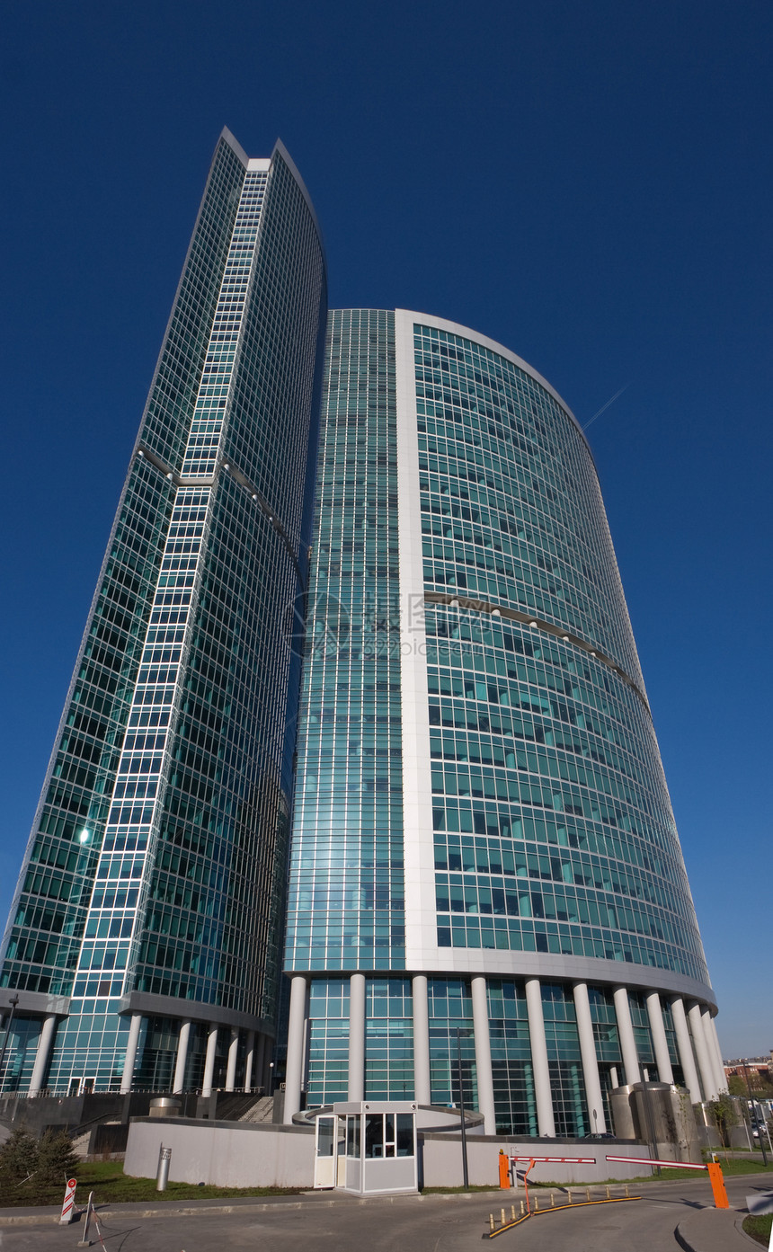 现代办公楼蓝色建筑商业晴天高度反思天空玻璃图片