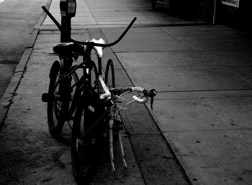 城市自行车把手黑色人行道座位白色图片