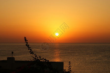 Kalithea罗兹的日落房屋橙子石头太阳红色蓝色棕榈土地天空海滩背景图片