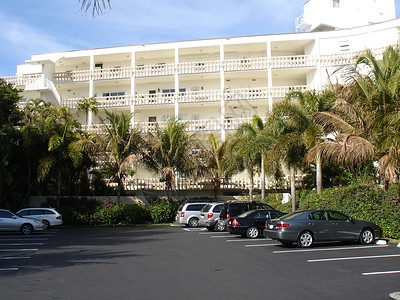 酒店白色公寓停车场汽车建筑背景图片