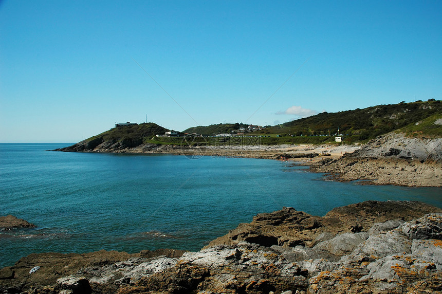 东海天空石头蓝色爬坡海滩绿色岩石悬崖边缘图片