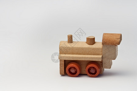 木制火车木制玩具火车孩子们运输概念性玩具白色旅行木头导轨背景