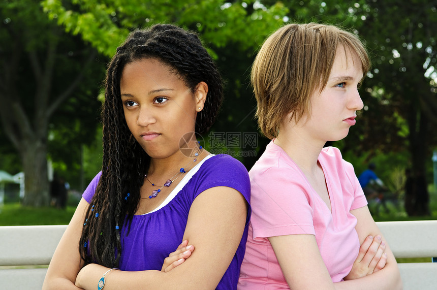 愤怒的少女多样性闺蜜分歧竞赛长椅女性朋友们斗争紧张女孩图片