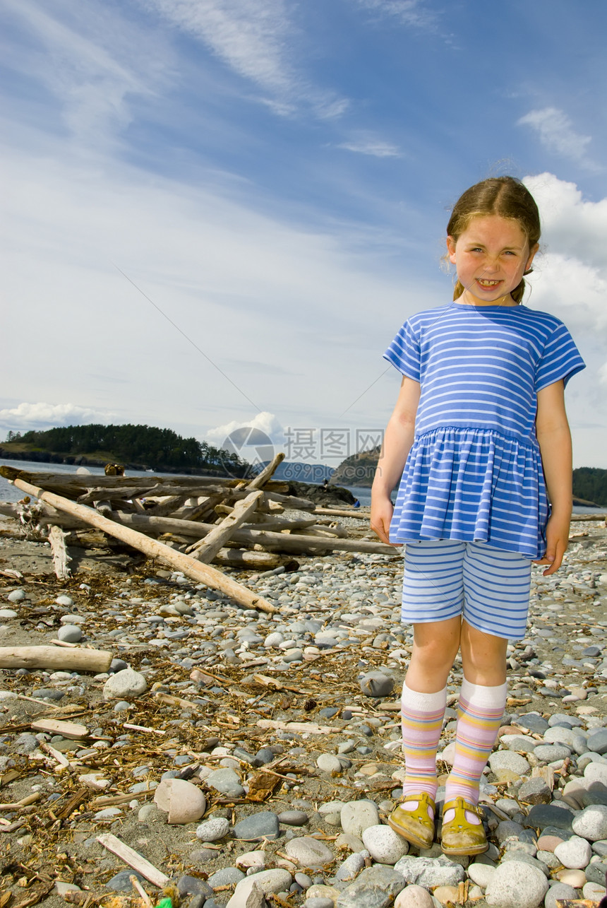 海滩上的女孩海岸兄弟蓝色女儿通行证姐姐岩石图片
