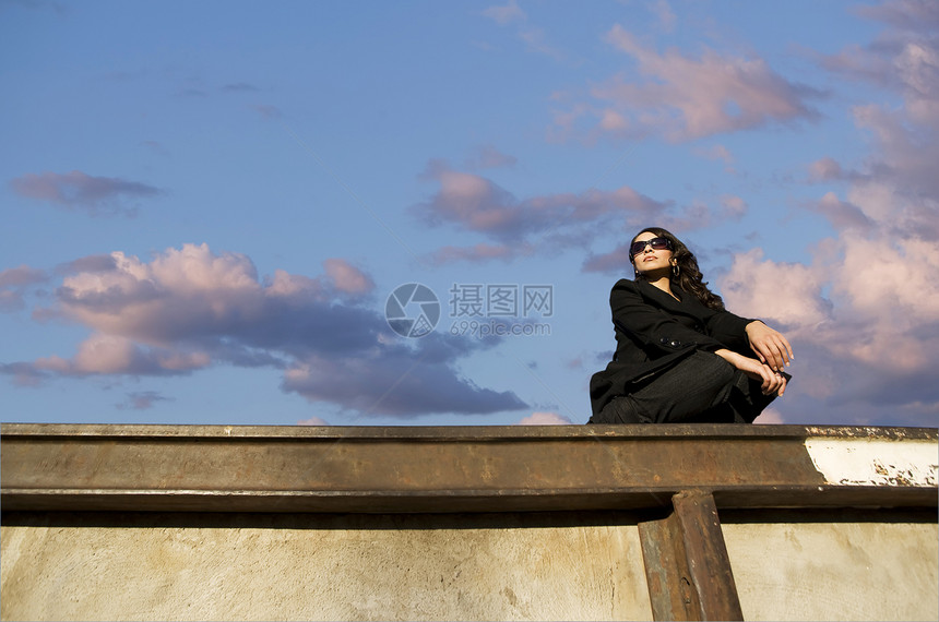 漂亮西班牙裔妇女天空外套黑发女性眼镜金属光束水平太阳镜图片