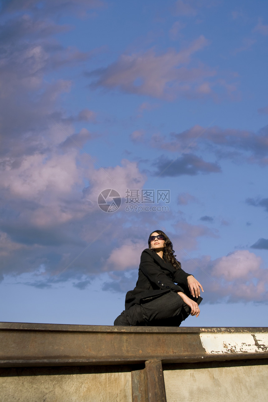 漂亮西班牙裔妇女太阳镜金属天空光束外套眼镜女性黑发图片