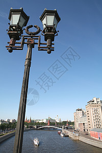 旧莫斯科火炬灯光剪影铸铁蓝色玻璃历史照片天空绿色乐器背景图片
