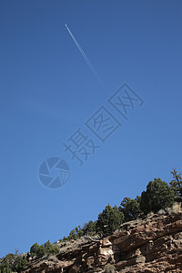 山坡和喷气飞机背景图片