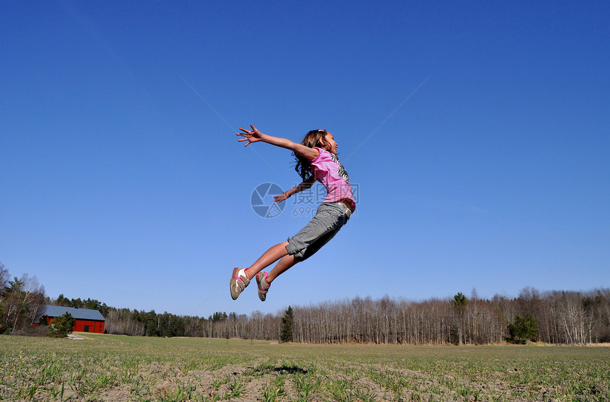 跳跃女孩乡村情绪天空活力蓝色场地植物树木农村喜悦图片