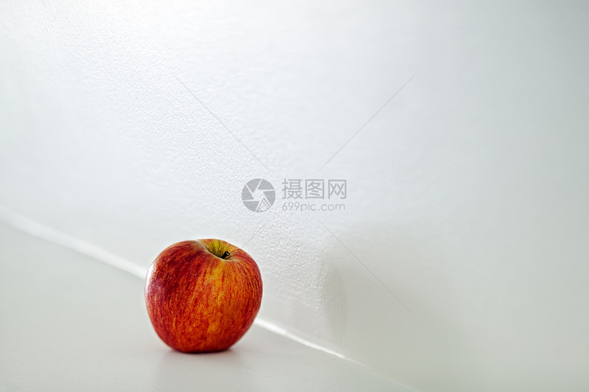 地板上的苹果节日白色诱惑营养红色壁炉水果食物地幔图片