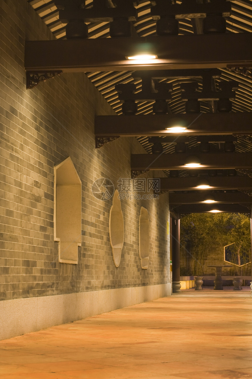 中国人走廊植物砖块阴影花园阳光石头窗户树木灯笼木头图片