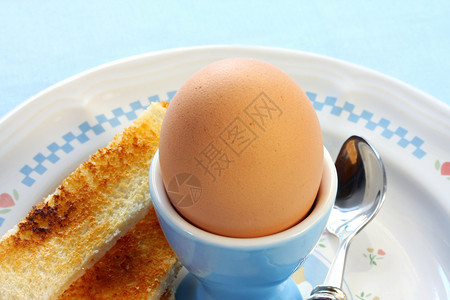 煮鸡蛋蛋黄盘子蓝色勺子早餐杯子食物水平面包背景图片