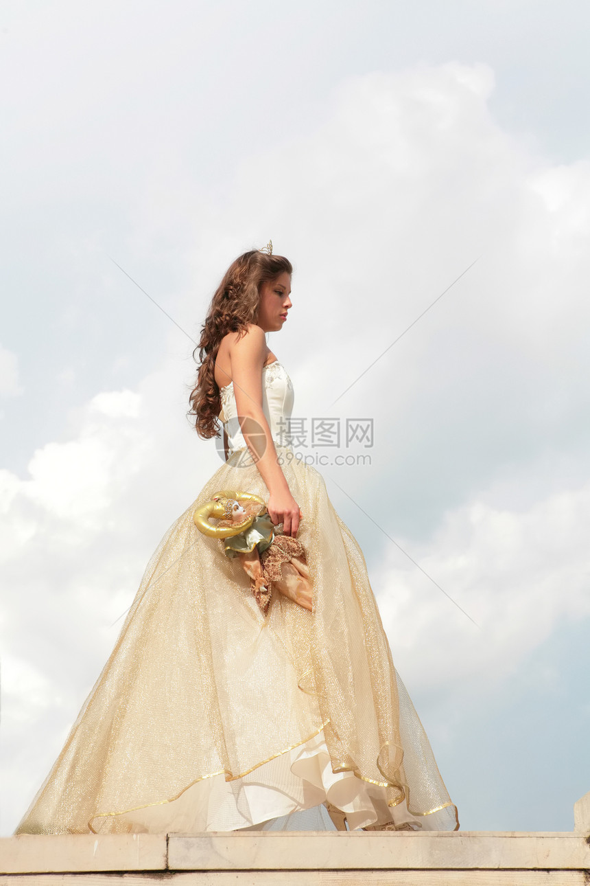 公主穿着金礼服图片