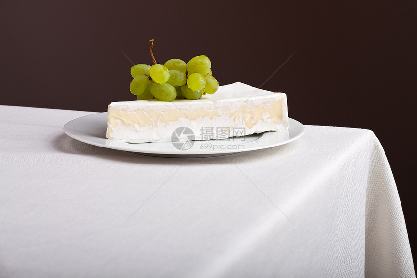 乳酪和葡萄 在麻布桌布上图片
