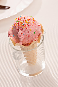 草莓冰淇淋冰淇淋水果粉色甜点食物玻璃背景图片