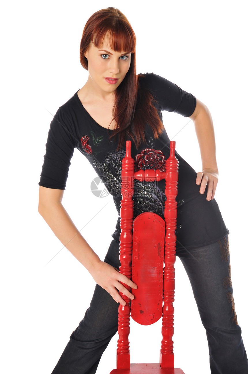 有红色椅子的有吸引力的女人乐趣凳子衬衫女性长椅冒充女士魅力牛仔裤木头图片