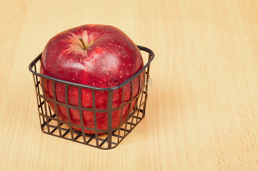 红苹果在一个小篮子里图片