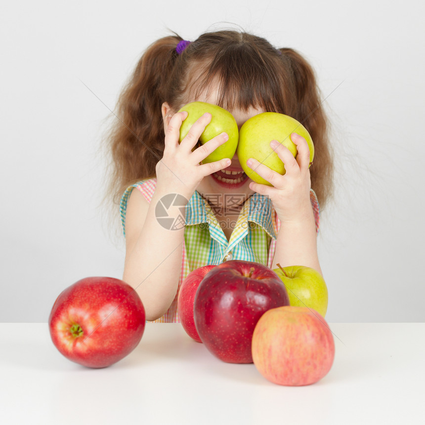 玩两个苹果的有趣小孩图片