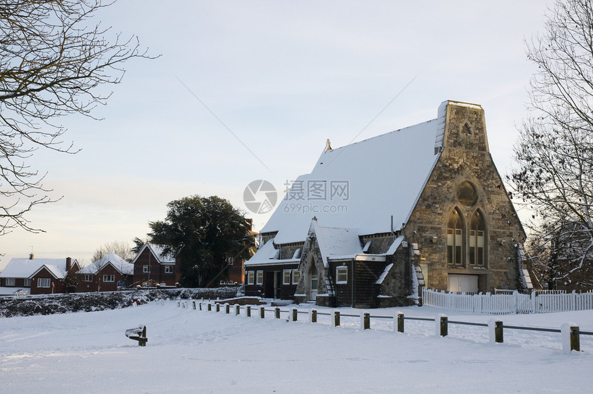 冬季教堂季节环境垃圾桶建筑学降雪国家雪景暴风雪公园树木图片